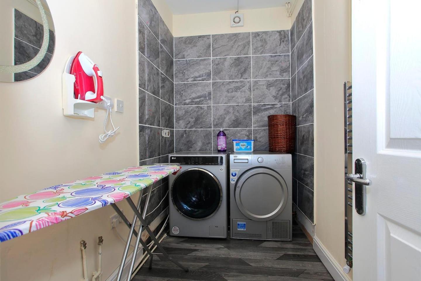 Luxury Hot Tub Entertainment Room Central Park Peterborough Buitenkant foto